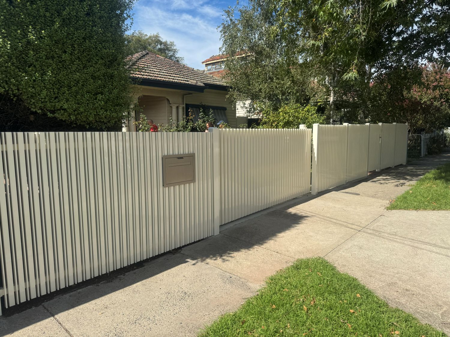 Completed White Birch aluminium front fence with blade profile for a residential property in Northcote