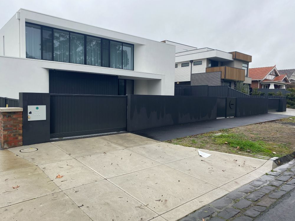 dual-automated-sliding-gates-monument-frontage-essendon
